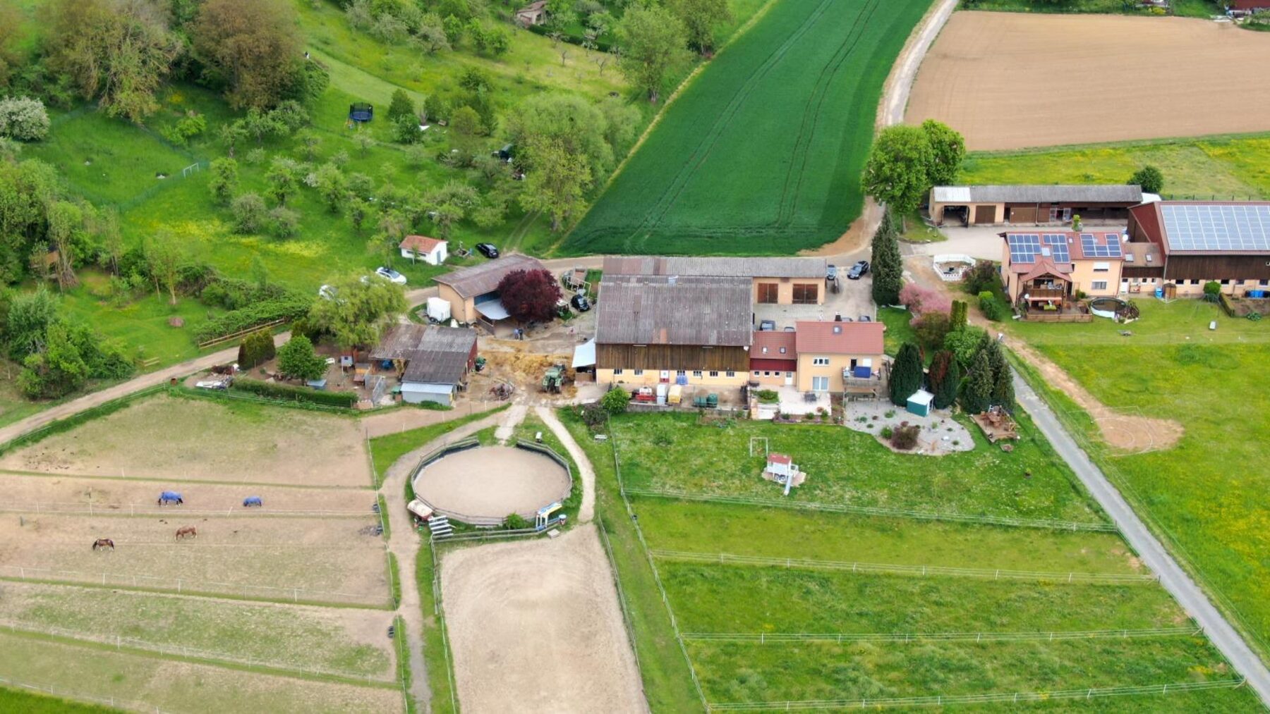 Luftbild des Hofgebäudes mit Sitzbereich und Reitplatz