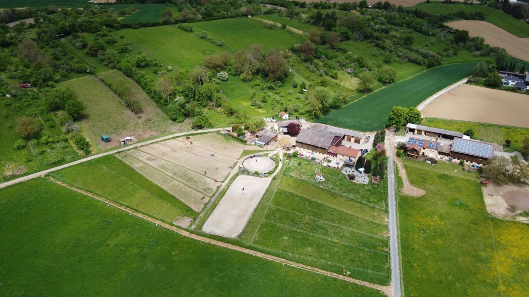 Luftbild der Wannenhöfe mit Reitplatz, Koppeln und Zufahrt